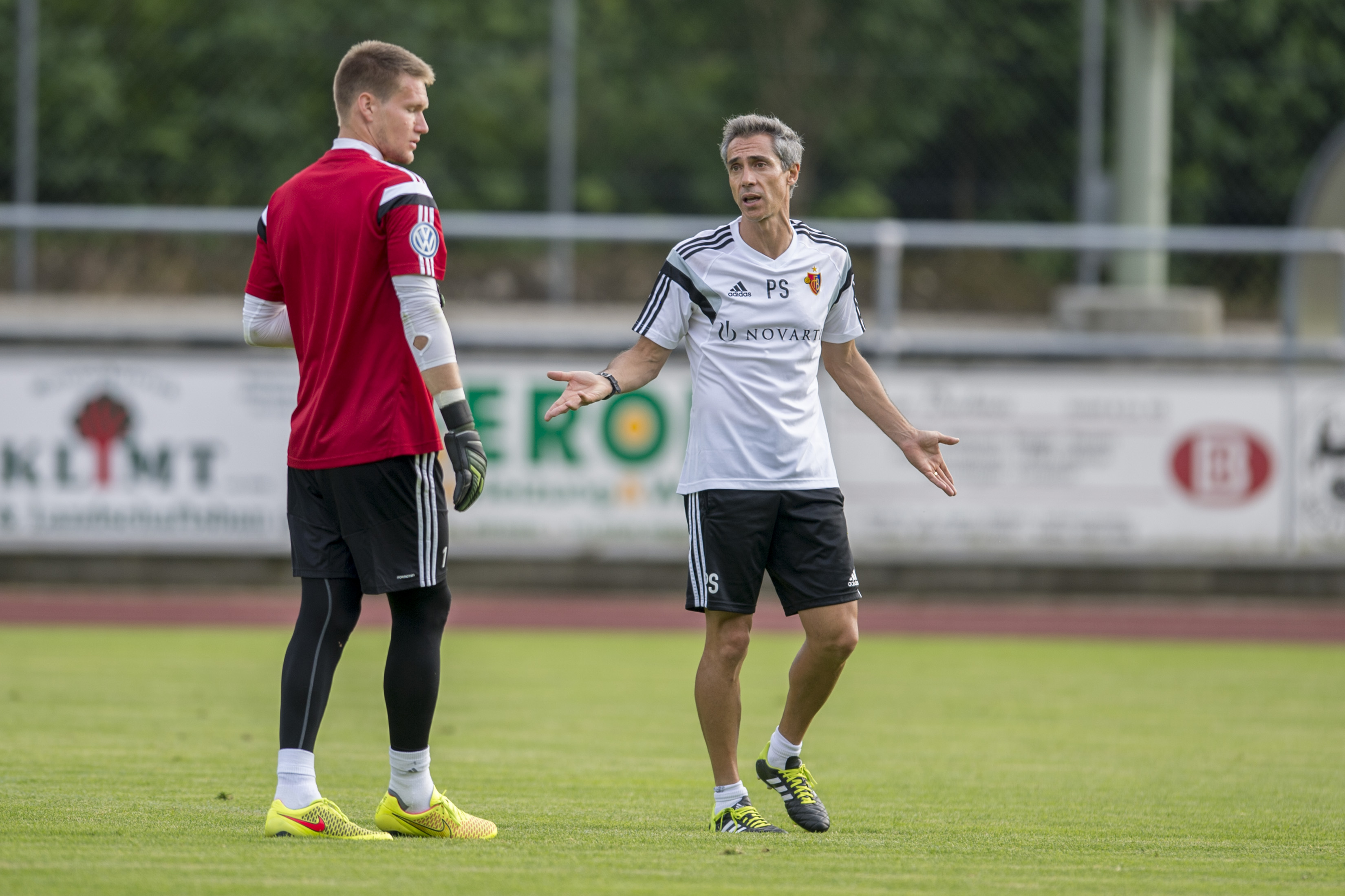 An eine neue Umgebung, eine neue Mannschaft und einen neuen Trainer gewöhnen: Tomas Vaclik im Trainingslager von Rottach-Egern mit Paulo Sousa.