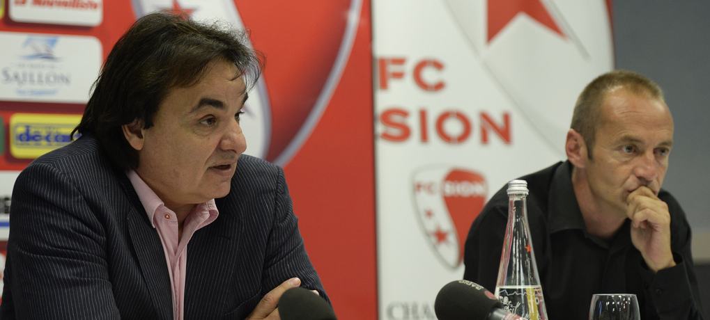 Le president du FC Sion, Christian Constantin, gauche, et Frederic Chassot, entraineur assistant, droite, parlent lors de la conference de presse de debut de saison ce mardi 15 juillet 2014 a la porte d'octodure a Martigny. (KEYSTONE/ Maxime Schmid)....