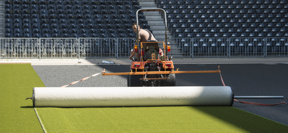 Ante Kelava verlegt Kunstrasen, am Montag, 16. Juni 2014, im Stade de Suisse in Bern. (KEYSTONE/Gian Ehrenzeller)