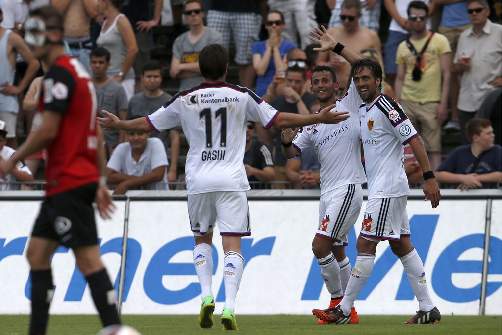 Die Basler Shkelzen Gashi, Naser Aliji und Matias Delgado, von links, feiern das zweite Tor beim Fussball Meisterschaftsspiel der Super League zwischen dem FC Aarau und dem FC Basel 1893 im Stadion Bruegglifeld in Aarau, am Samstag, 19. Juli 2014. ..(KEYS