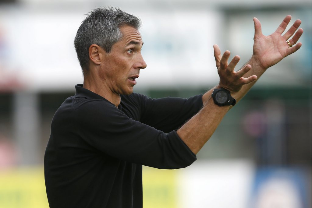 Sein Ziel: die Spieler und damit die Mannschaft besser machen. FCB-Trainer Paulo Sousa bei seinem aktiven Coaching während der Partie in Aarau.