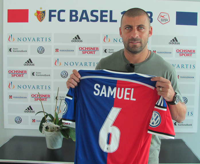 Walter Samuel mit seinem neuen Trikot.