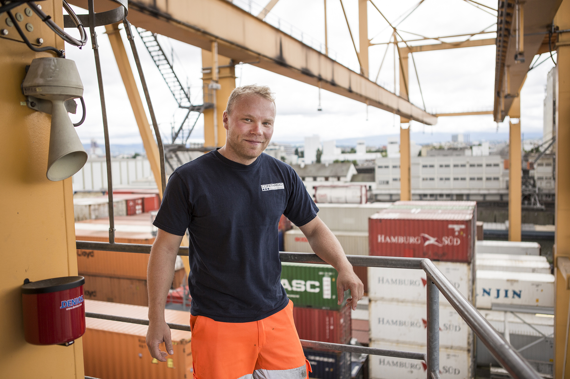 Gerd Scheller, spielt Tetris auf dem höchsten Containerkran der Schweiz.