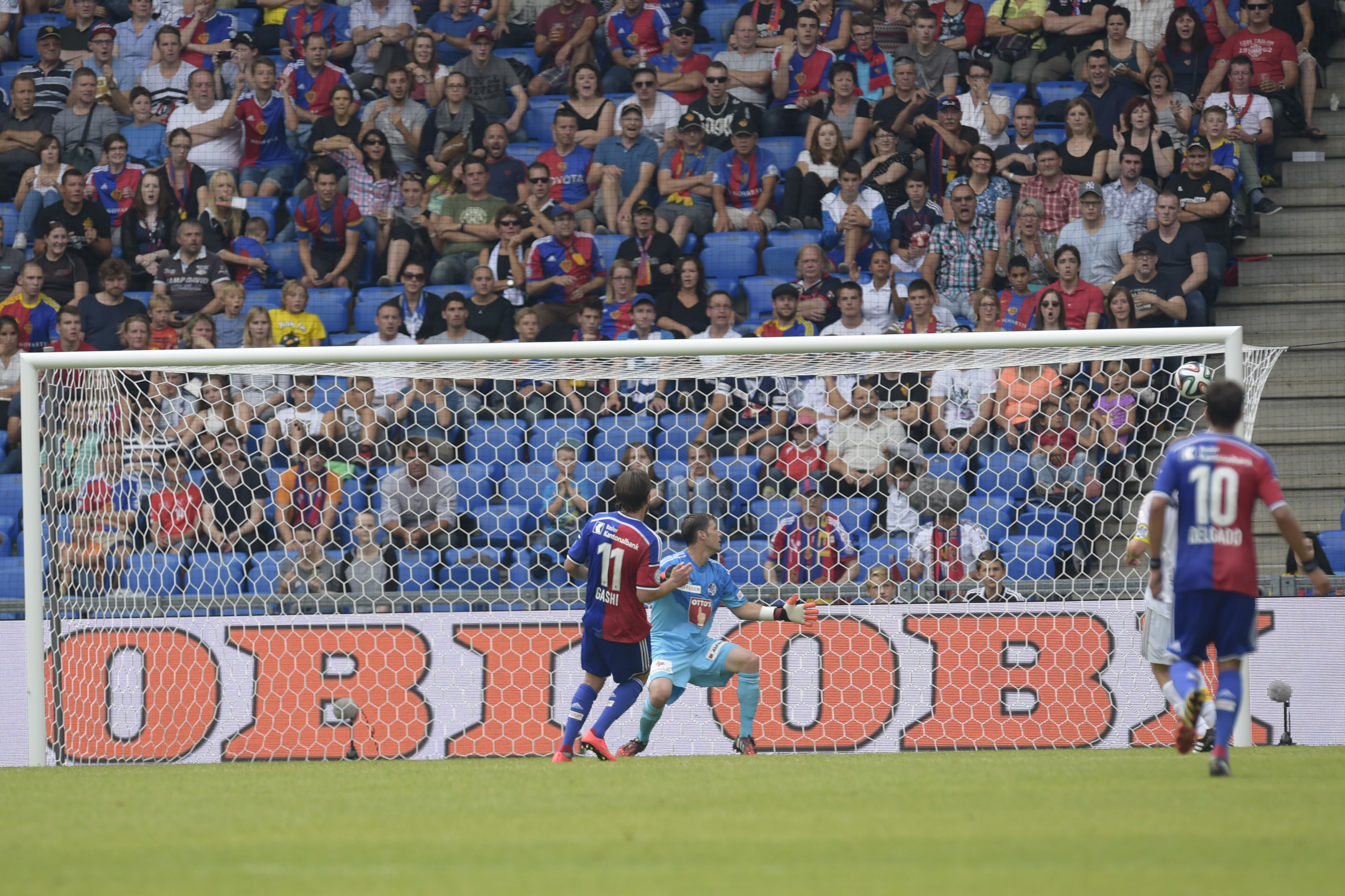 Da passt keine TagesWoche mehr dazwischen: Shkelzen Gashi (Mitte) trifft volley zum 2:0 gegen Luzern – sein erstes Tor im FCB-Dress.