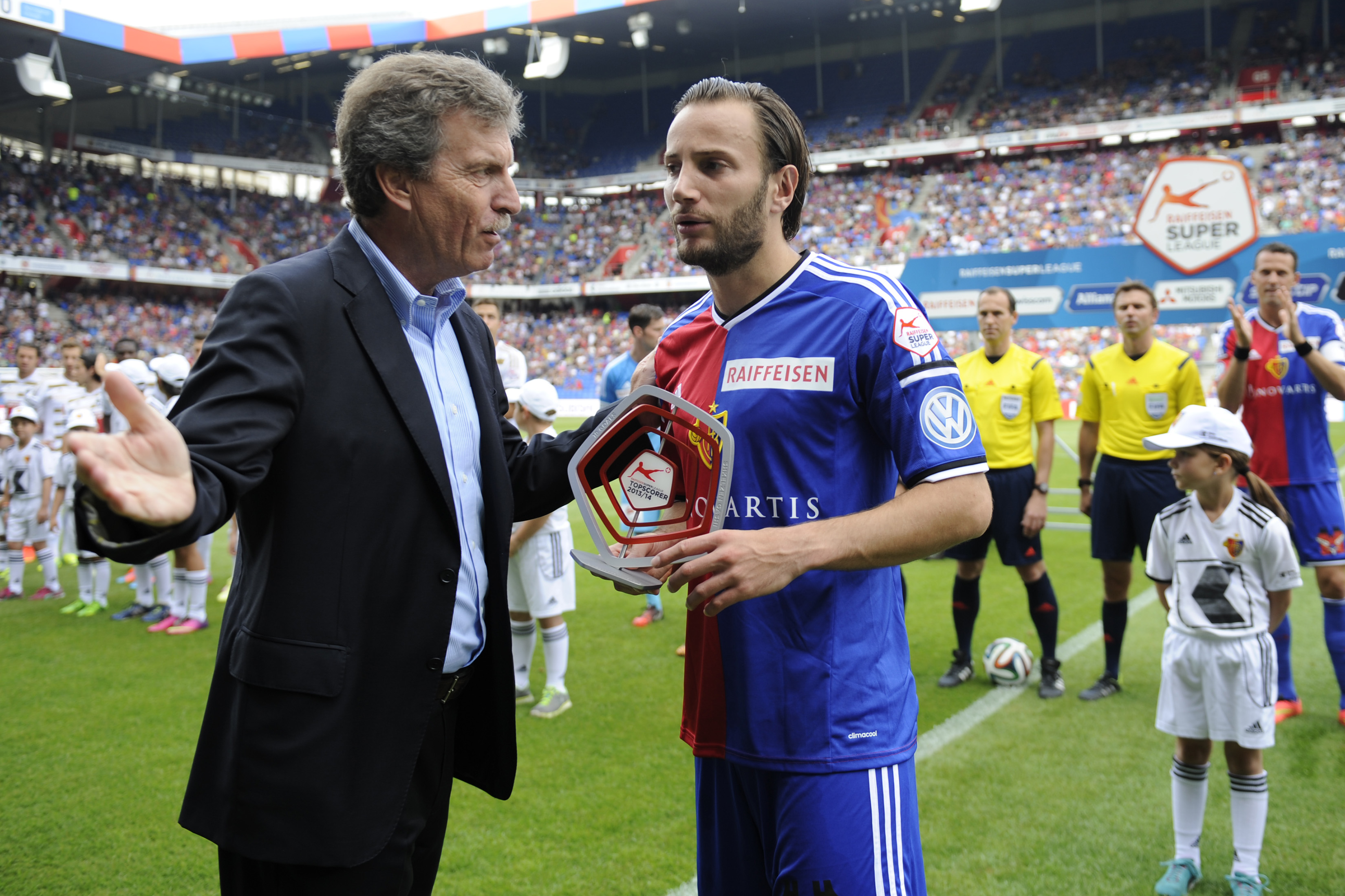 Shkelzen Gashi: Erst als bester Schütze der Vorsaison für GC ausgezeichnet (von Liga-Präsident Heinrich Schifferle), dann im neuen Trikot erstmals für Basel getroffen. (Bild: Freshfocus)