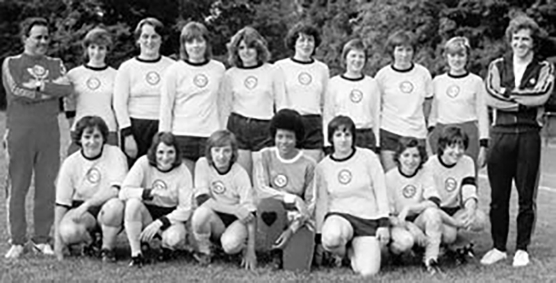 Der DFC Therwil in der Saison 1975/76, stehend v. l.: Max Derendinger (Präsident), Renate Stöcklin, Rebecca Jäggy, Ursula Fisch, Verena Widmer, Catherine Meyer, Claudia Higy, Pierette Meister, Waltraut Gschwind, Ernst Dollinger (Trainer). Kniend v. l.: Co