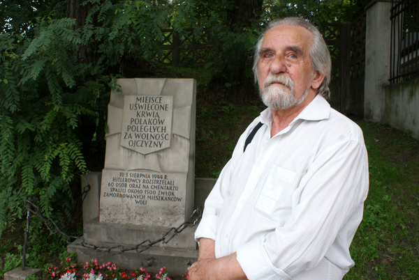 Wieslaw Kepinski vor der orthodoxen Kirche, wo seine Familie erschossen wurde. Er hat als Einziger überlebt. An dem Ort steht heute ein Gedenkstein, der an die Opfer der Erschiessung erinnert.