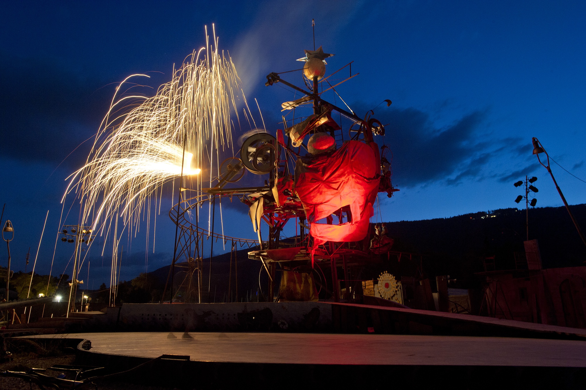 Tinguely als märchenhaftes Spektakel: «Cyclope» wurde in Biel gefeiert.