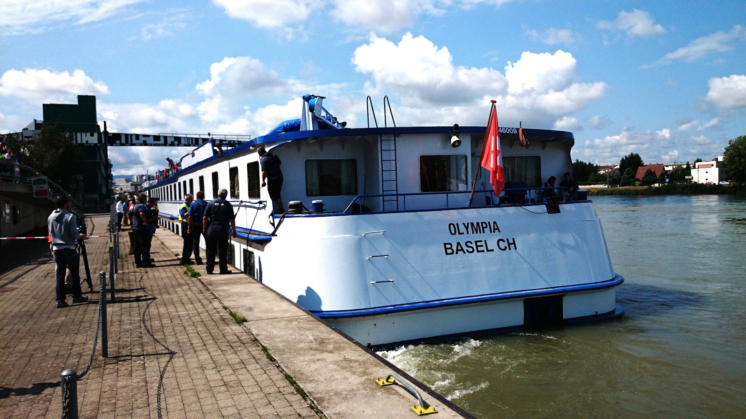 Das am Unfall beteiligte Personenschiff «Olympia» wird von Sicherheitsleuten untersucht.