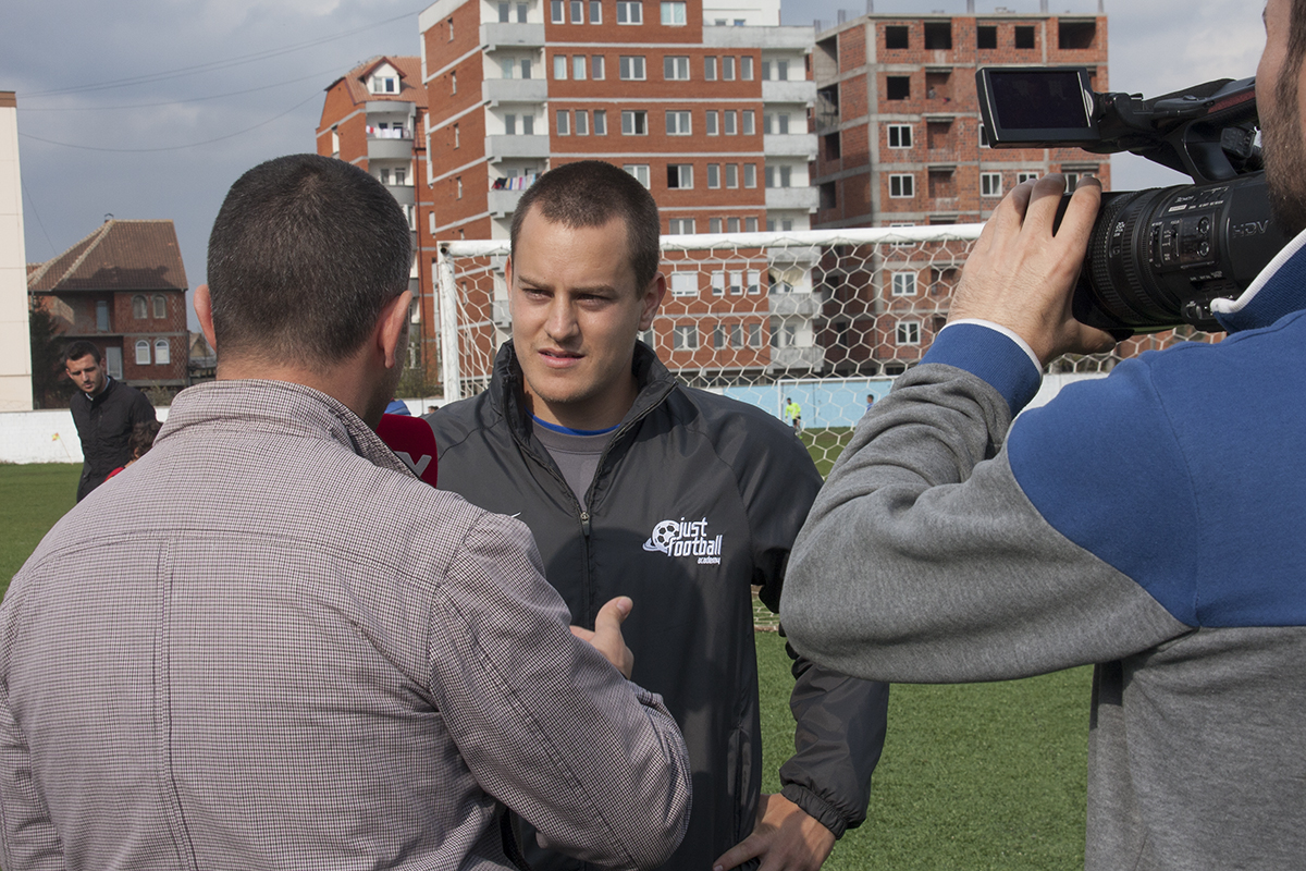 Das kosovarische TV machte aus den Pratteler Trainern kurzerhand Scouts des FC Basel. Die Folge: 140 Kinder wollten ins Training.