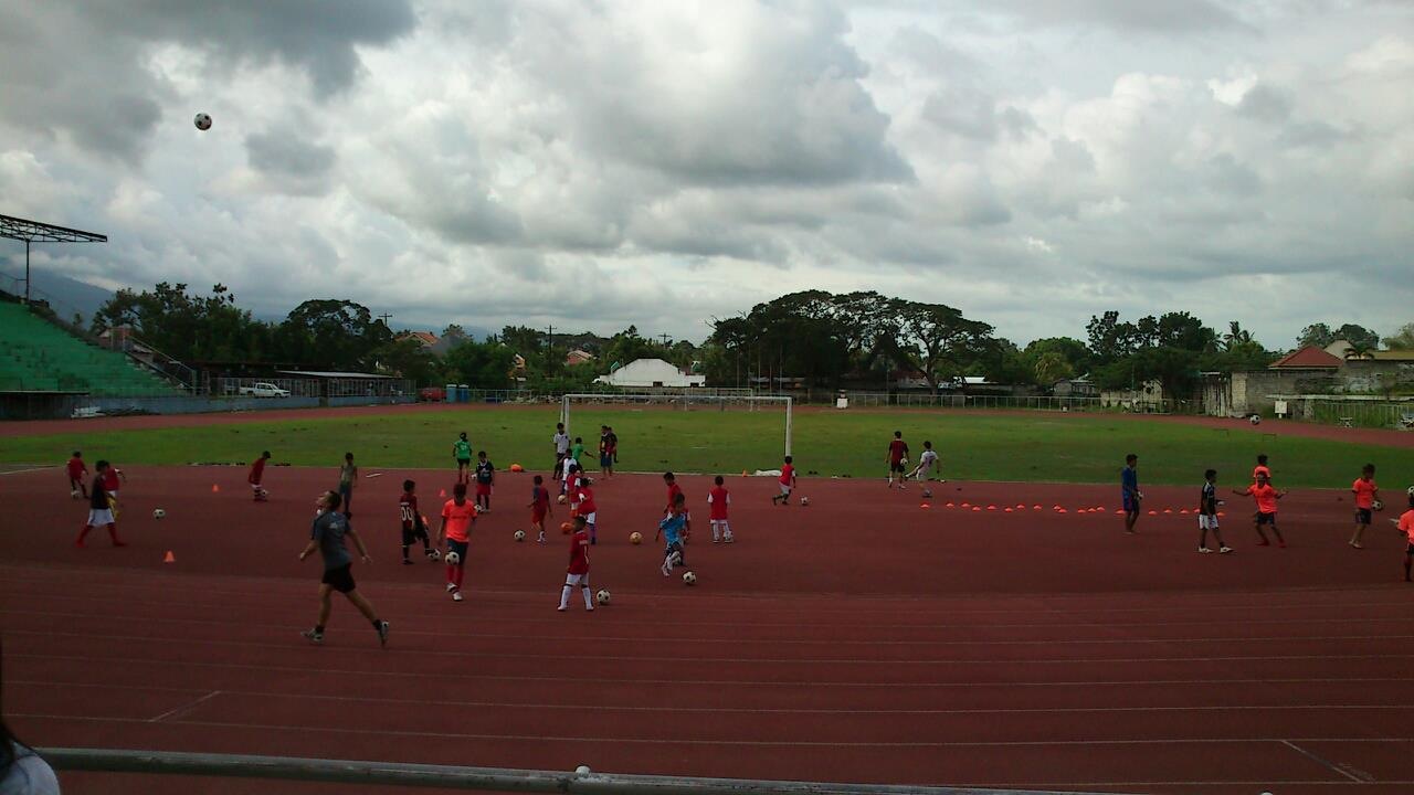 Auf den Philippinen geht es weniger um die fussballerische Ausbildung. Und dafür mehr um eine kleine Geste, die den Kindern Freude bereitet.