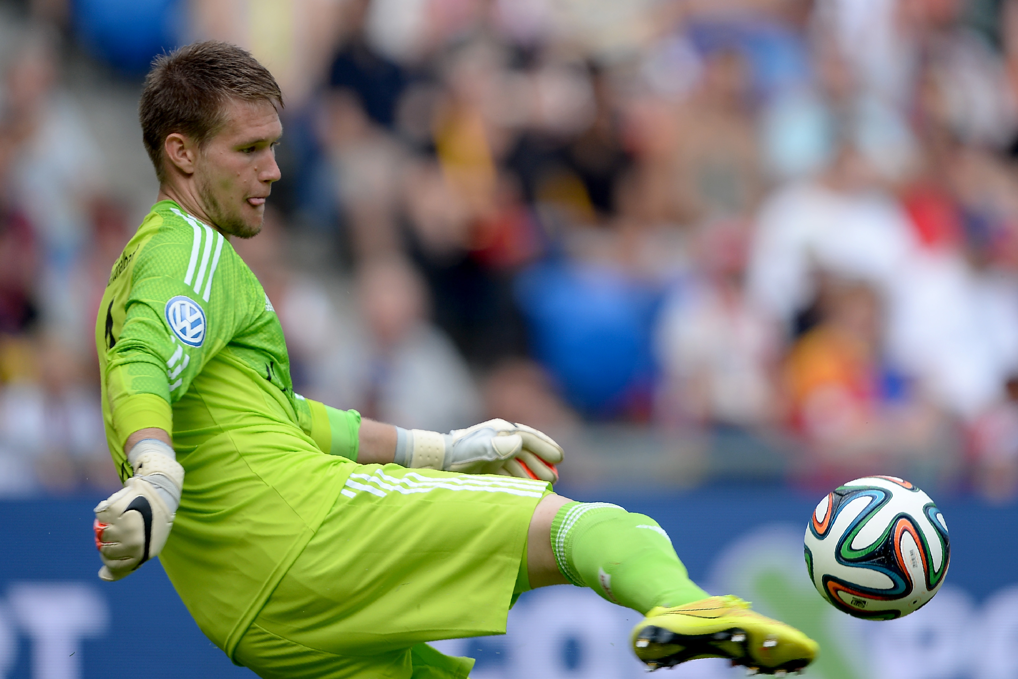 Der Trainer sieht es mit gemischten Gefühlen: Tomas Vaclik mit einem weiten Abschlag.