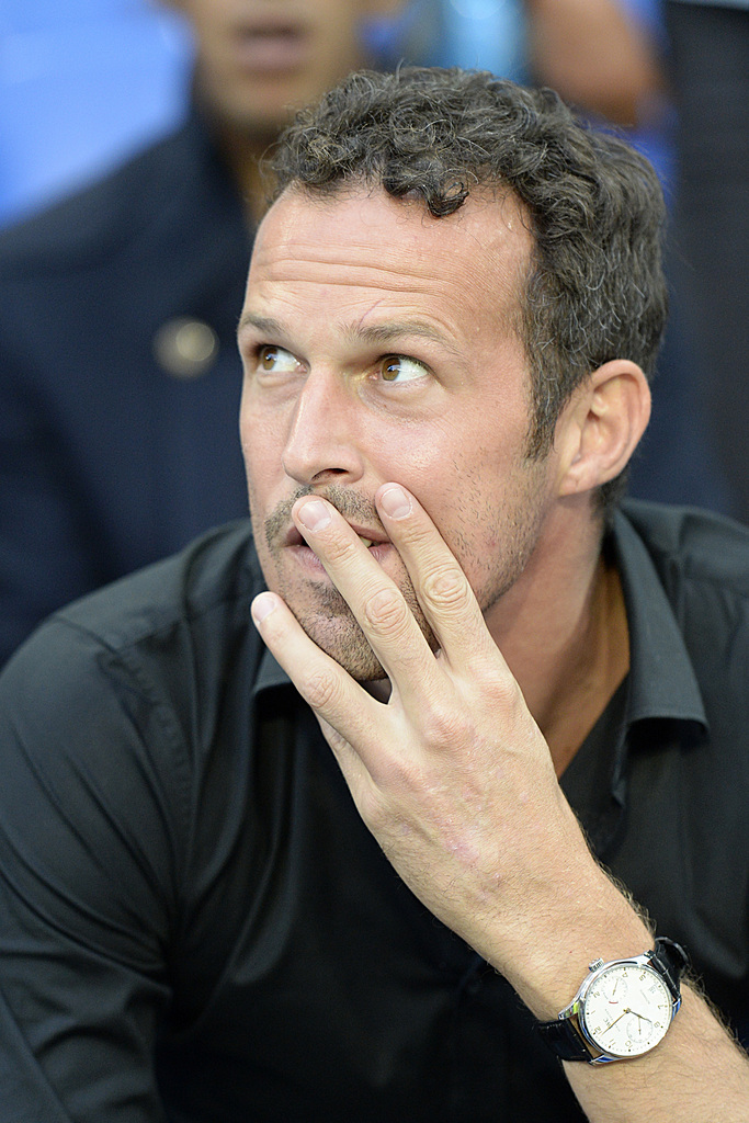 Der Basler Captain Marco Streller sitzt auf der Zuschauertribune im Fussball Meisterschaftsspiel der Super League zwischen dem FC Basel und dem FC St. Gallen, im Stadion St. Jakob-Park in Basel, am Donnerstag, 14. August 2014. (KEYSTONE/Georgios Kefalas)