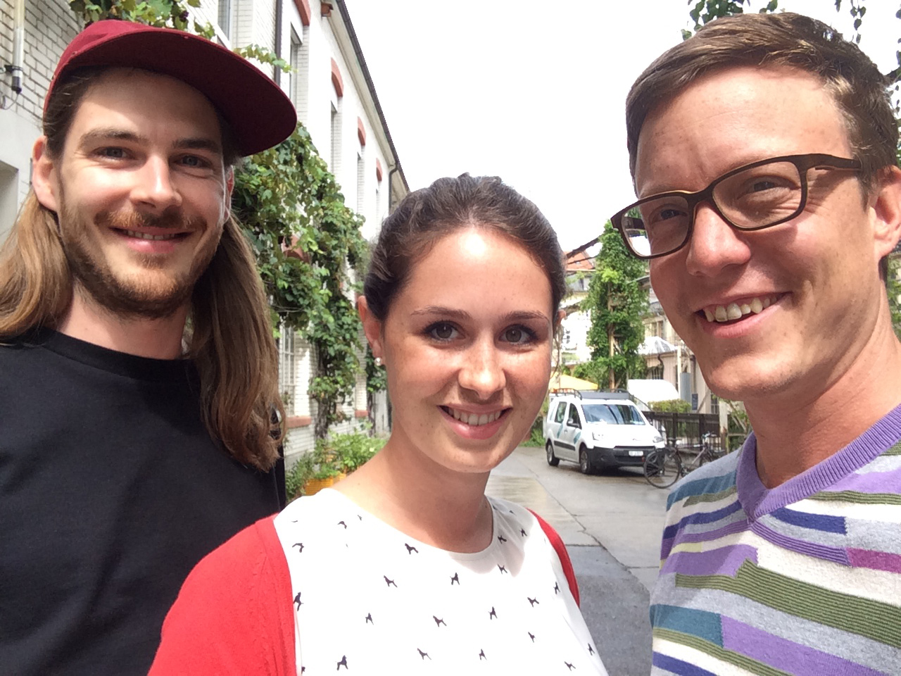 Matthias Oppliger und die beiden Medienpädagogen Nina Halpern und Attila Gaspar.