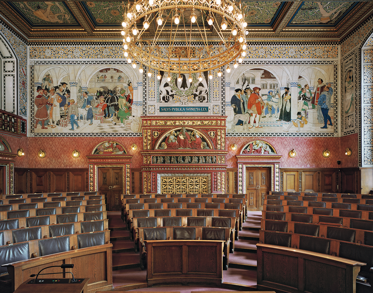 Grossratssaal. Auf den beiden Bildern werden die Themen Handel (links) und Wissenschaft (rechts) gezeigt.
