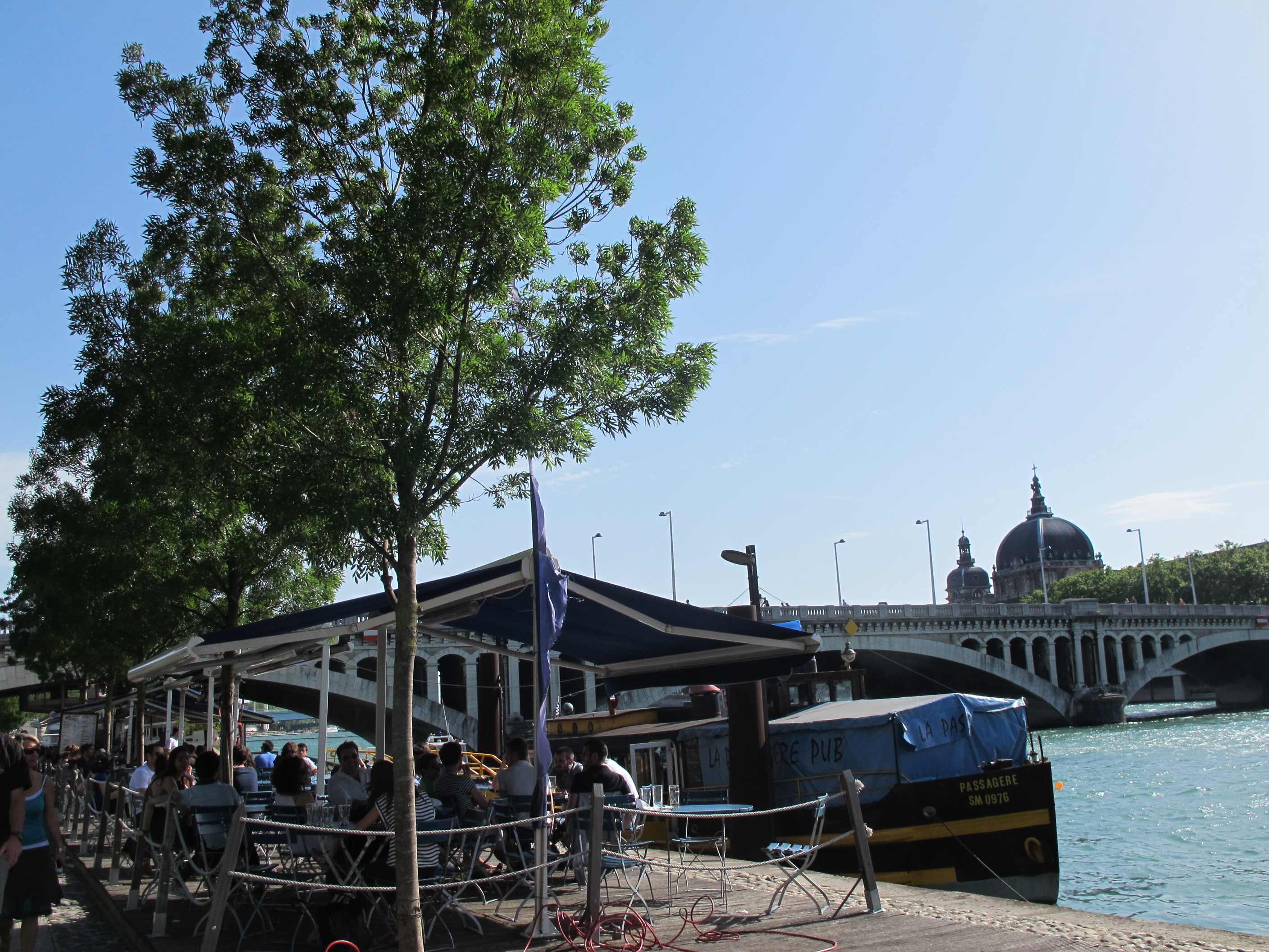 Am Ufer der Rhône lässt es sich den Sommer geniessen.