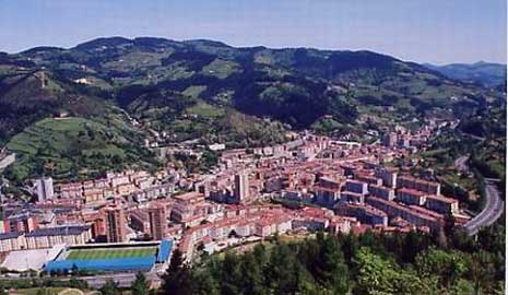 Das Stadion (u. l.) ausbauen? Ein Ding der Unmöglichkeit.
