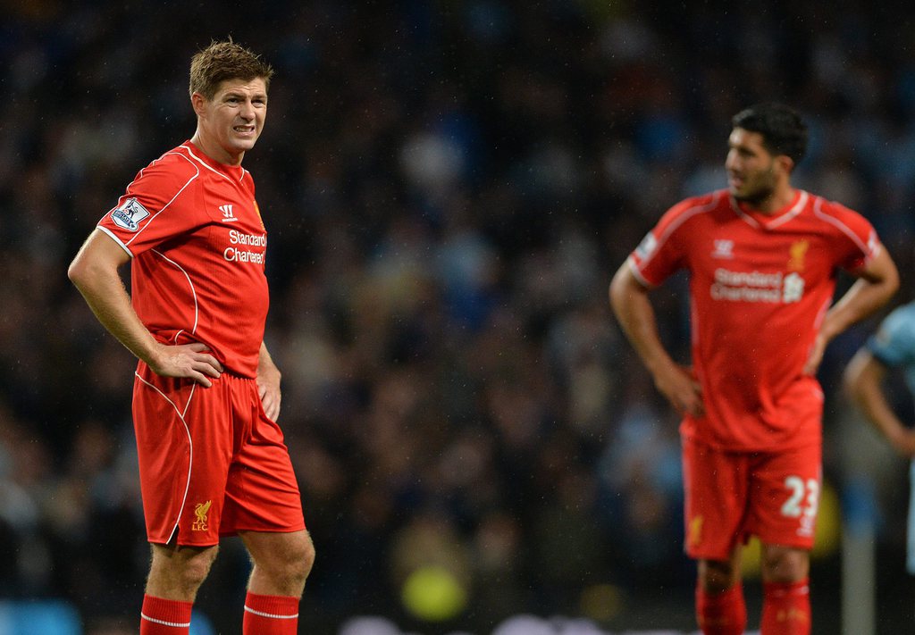 Machen Sie eine typische Bewegung. Steven Gerrard guckt enttäuscht. Verständlich, wenn der eigene Club seit 24 Jahren auf einen Meistertitel wartet.