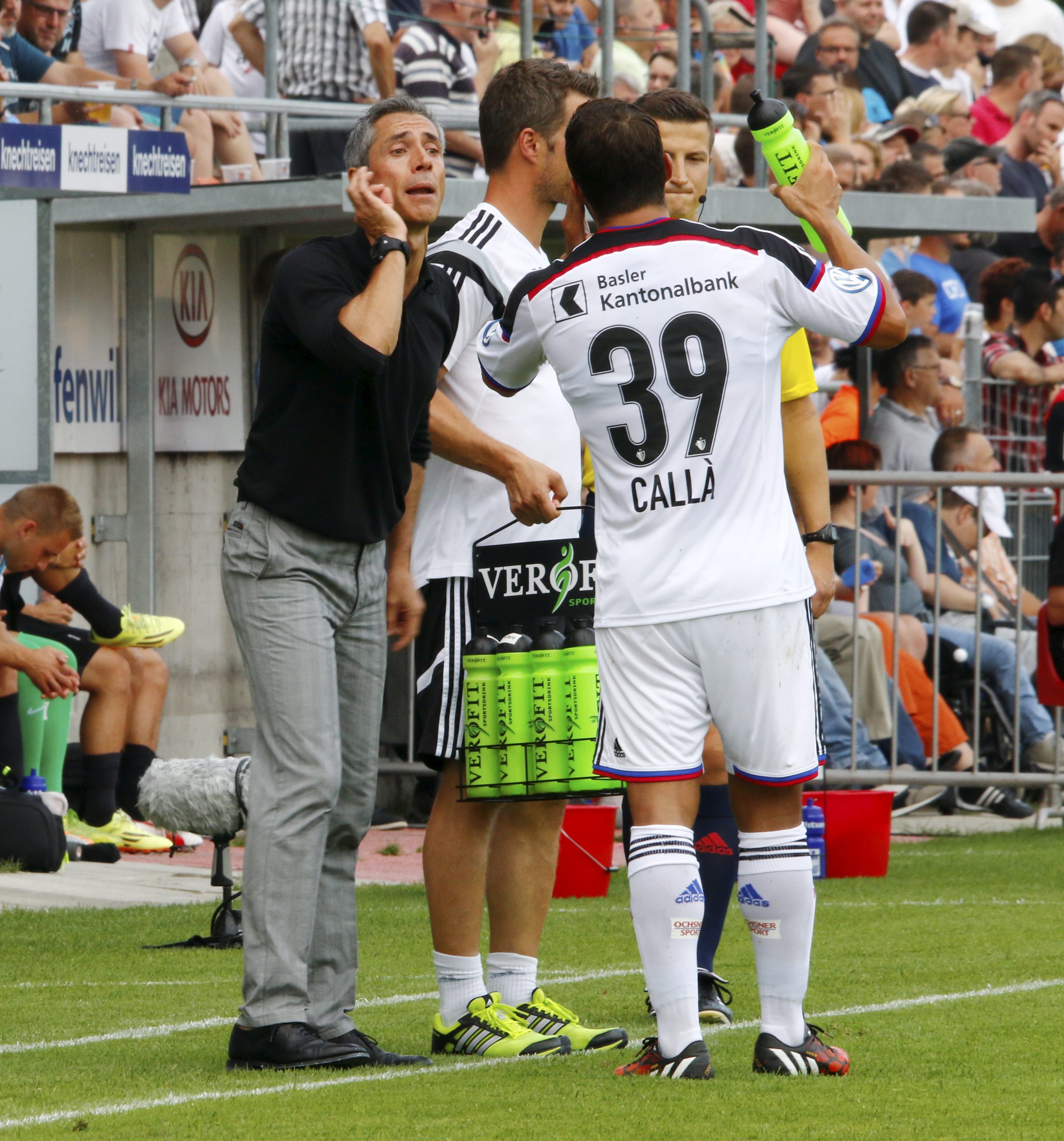 «Ich dirigiere die Spieler» – Paulo Sousa mit Davide Callà am Spielfeldrand in Aarau.
