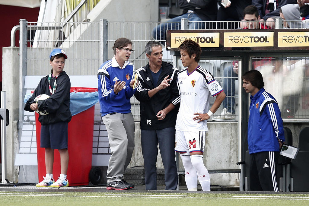 Ein Portugiese gibt einem Schweizer auf Englisch Anweisungen, die dieser auf Japanisch übersetzt. Jonathan Wüst, Paulo Sousa, Yoichiro Kakitani (v.l.).