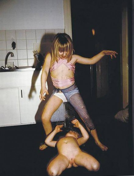 Nan Goldin: «Klara and Edda Belly Dancing, Berlin».