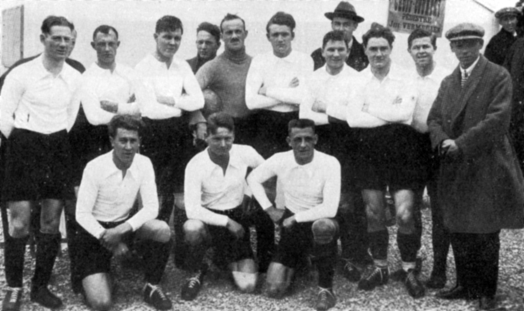 Der FC Nordstern 1924 als Zentralschweizer Meister. Stehend von links: Breh, Schlecht, Flubacher, Heine II, Schwegler, Meier, Hummel, Reifner, Ehrenbolger, Hossli, Trainer Kürschner. – Kniend von links: Berrel, Heine I, Oberhauser.