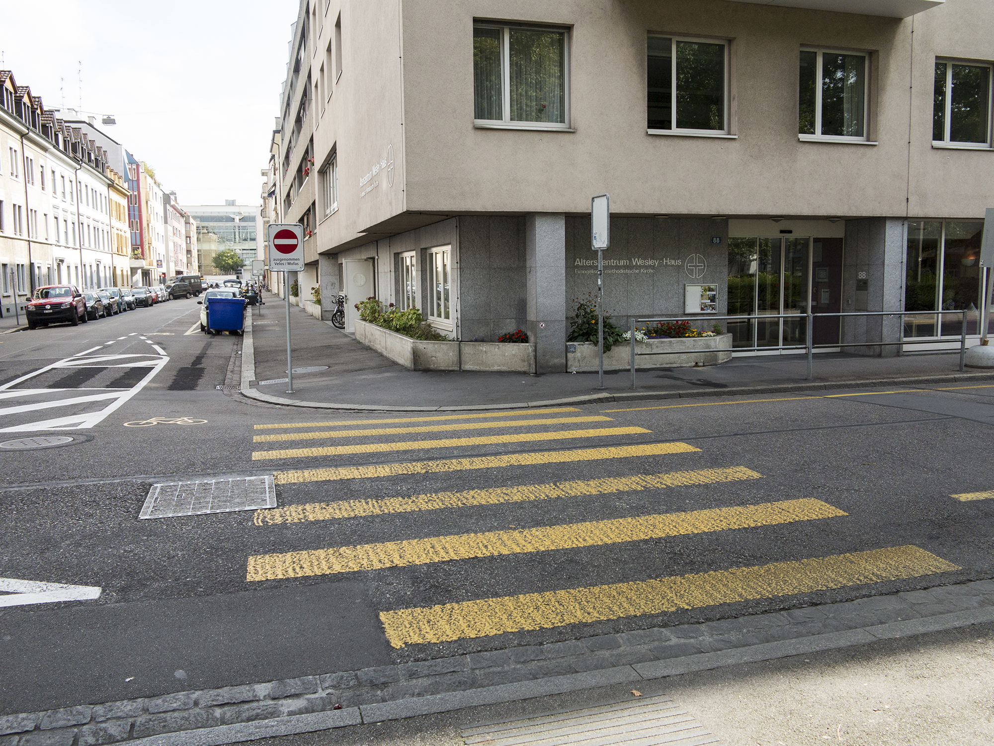 Zwischen dem  Alterzentrum Wesley-Haus und der Claramatte durfte der Fussgängersteifen bestehen bleiben. Die Markierung über die Klingentalstrasse musste weg.