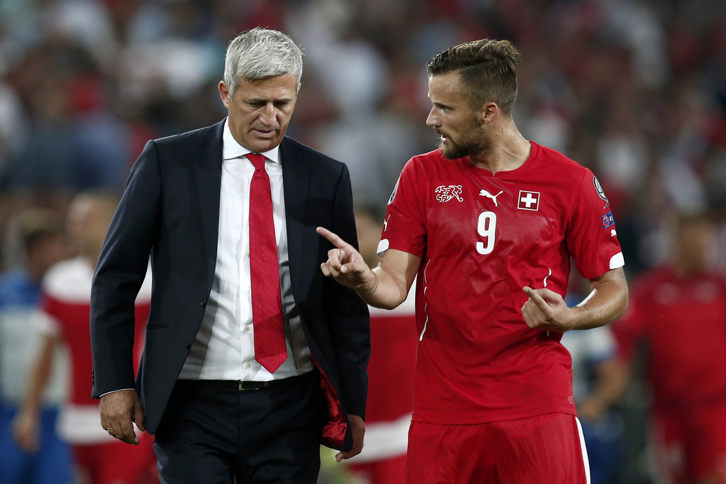 Abstimmungsbedarf: Haris Seferovic im Pausengespräch mit Vladimir Petkovic.