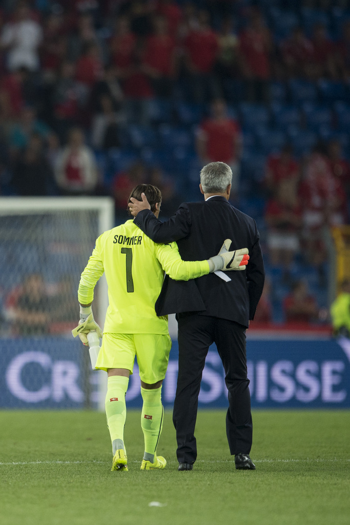 Swiss goalkeeper Yann Sommer, left, and Swiss head coach Vladimir Petkovic, after the UEFA EURO 2016 qualifying match Switzerland against England at the St. Jakob-Park stadium in Basel, Switzerland, Monday, September 8, 2014. (KEYSTONE/Ennio Leanza)