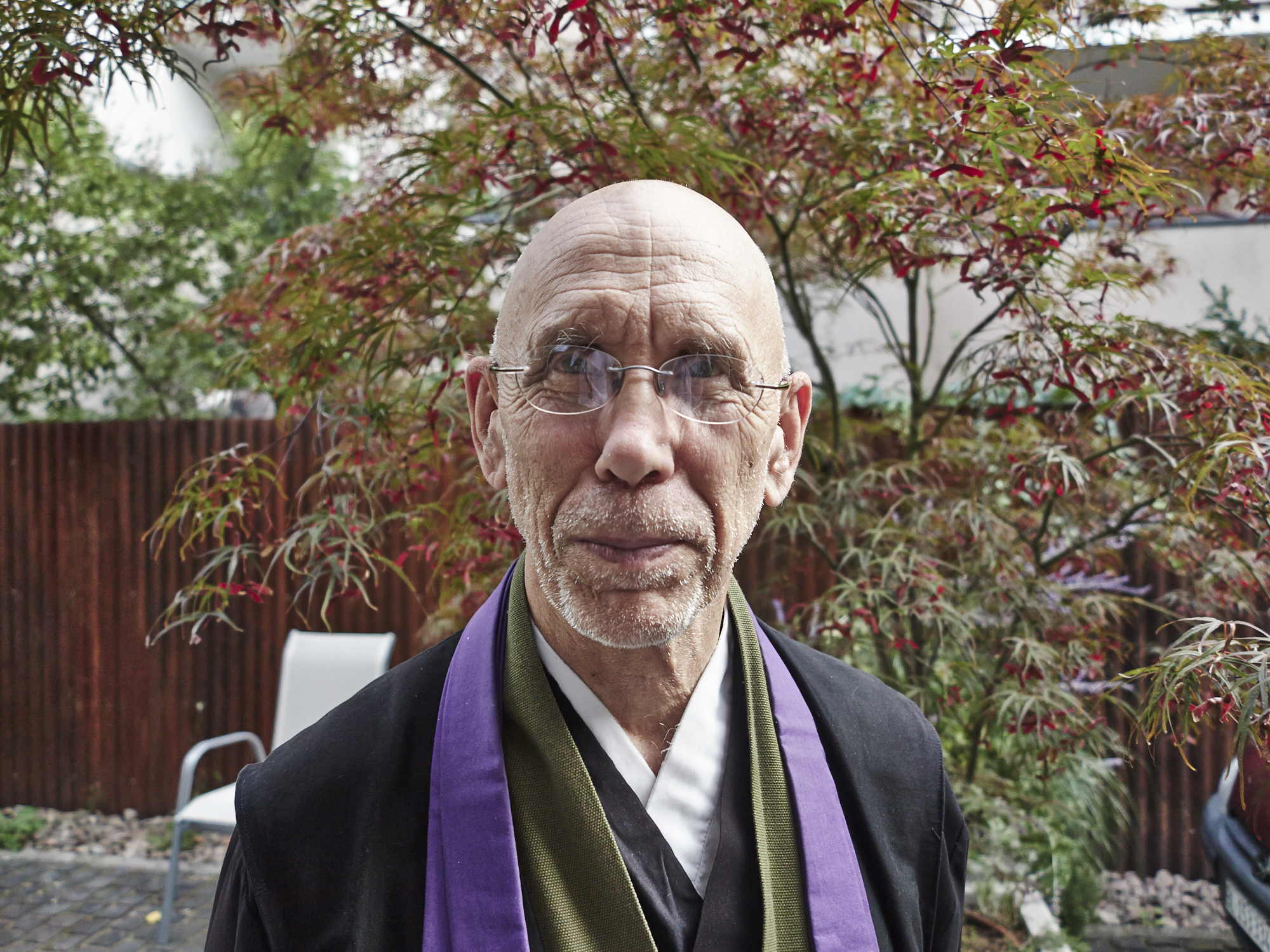 Der buddhistische Priester Claude AnShin Thomas noch im Priestergewand.