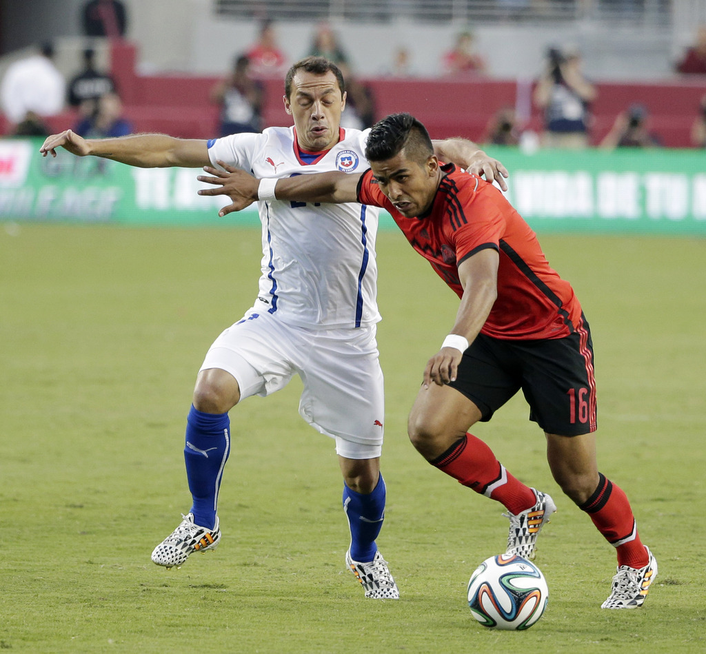 Eine halbe Erdumrundung für zwei Freundschaftsspiele in den USA: Marcelo Diaz (links) gegen den Mexikaner Miguel Poncebeim 0:0 im kalifornischen Santa Clara.