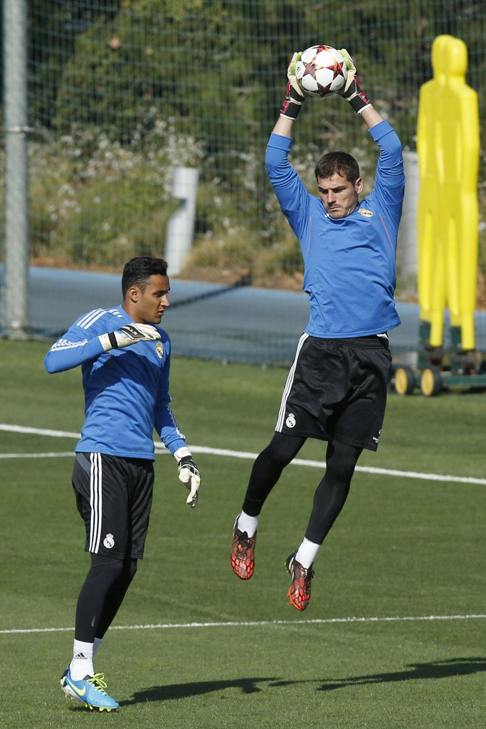 epa04401545 Real Madrid's goalkeepers Iker Casillas (R) and Costa Rican Keylor Navas (L) during the team's training session at the Valdebebas sports city on the outskirts of Madrid, Spain, 15 September 2014. Real Madrid will play against FC Basel in an U