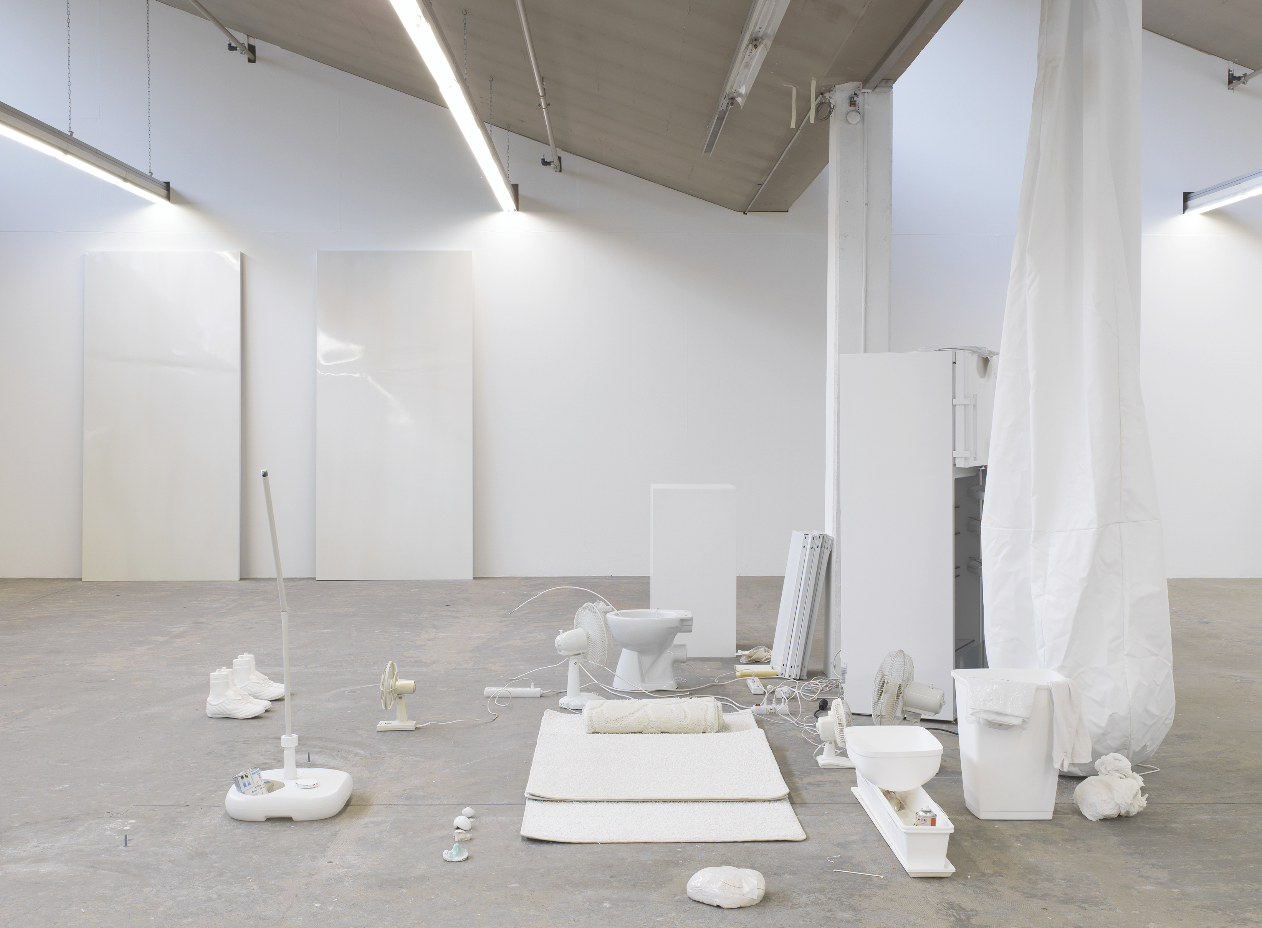 Erik Steinbrechers «Behausung» – eine komplett in Weiss gehaltene Projektionsfläche.
