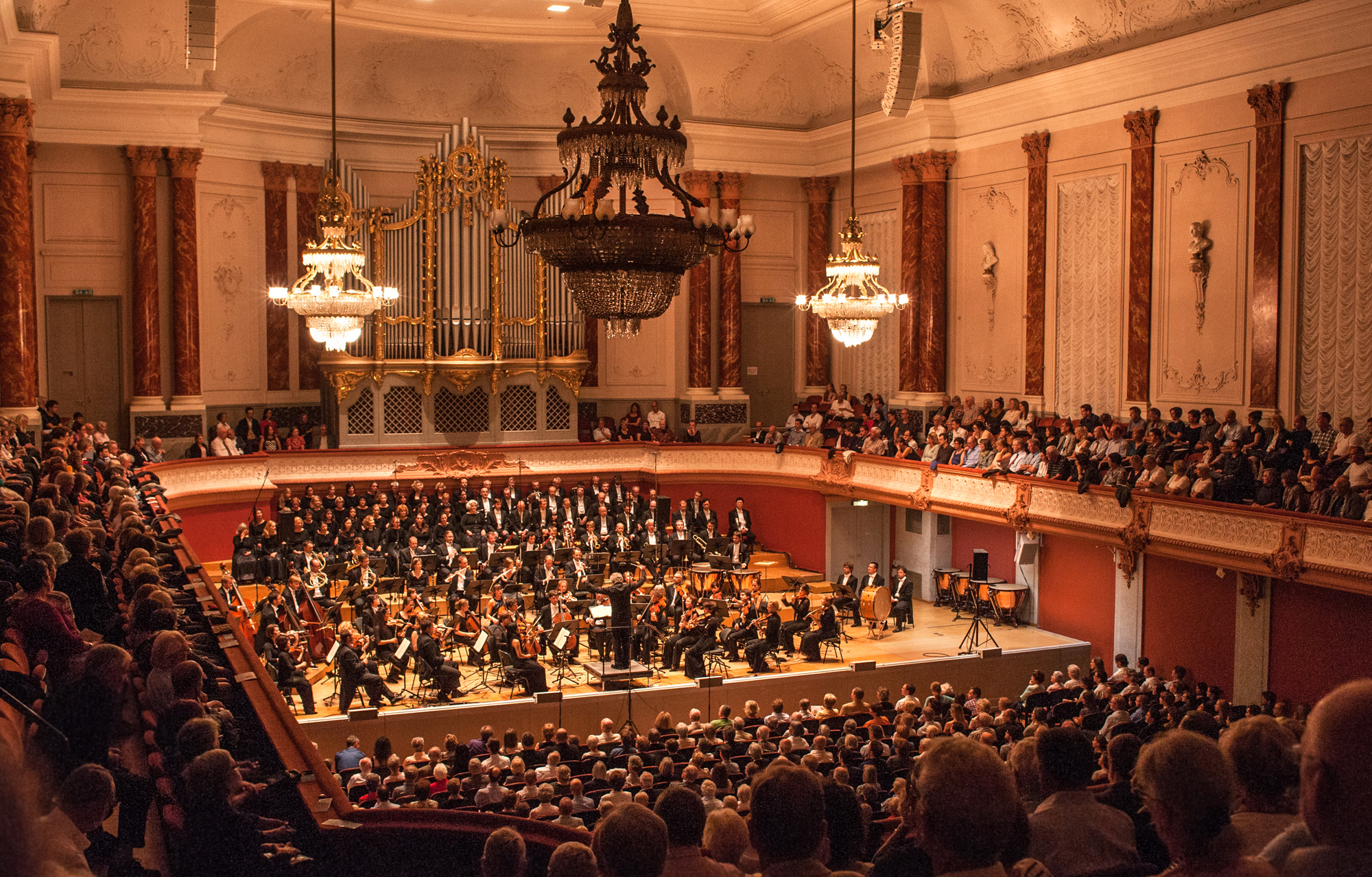 Hochstehender Musikgenuss - und steifes Ambiente - im heissen Stadtcasino: für Festival-Besucher war das Kammerorchester Basel leider nur mit Extra-Ticket zu erleben.