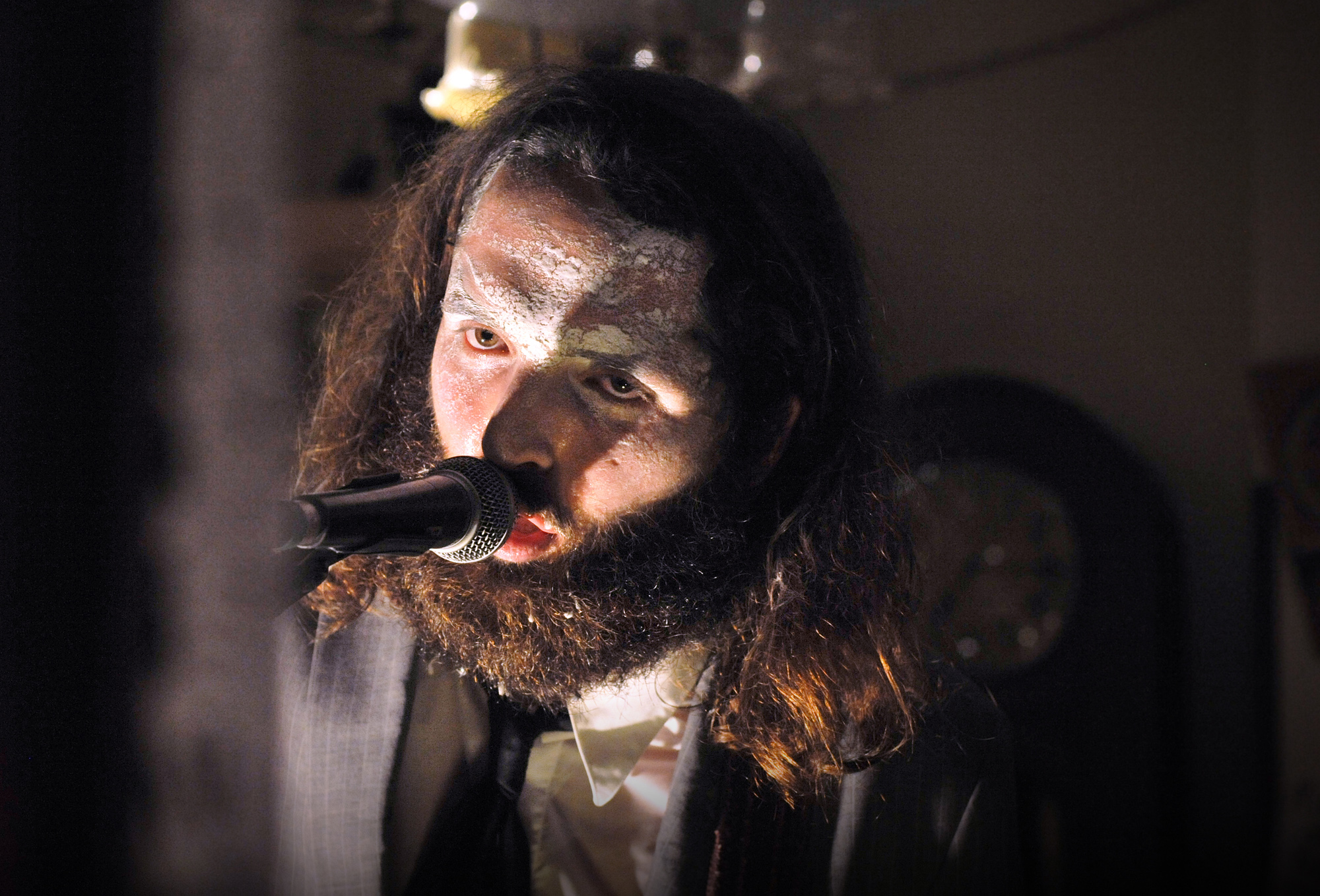 Der Frontsänger von «The Bianca Story» mit Grusel-Make-up in der eigenen Pop-Adaption von E.T.A. Hofmanns «Elixiere des Teufels».