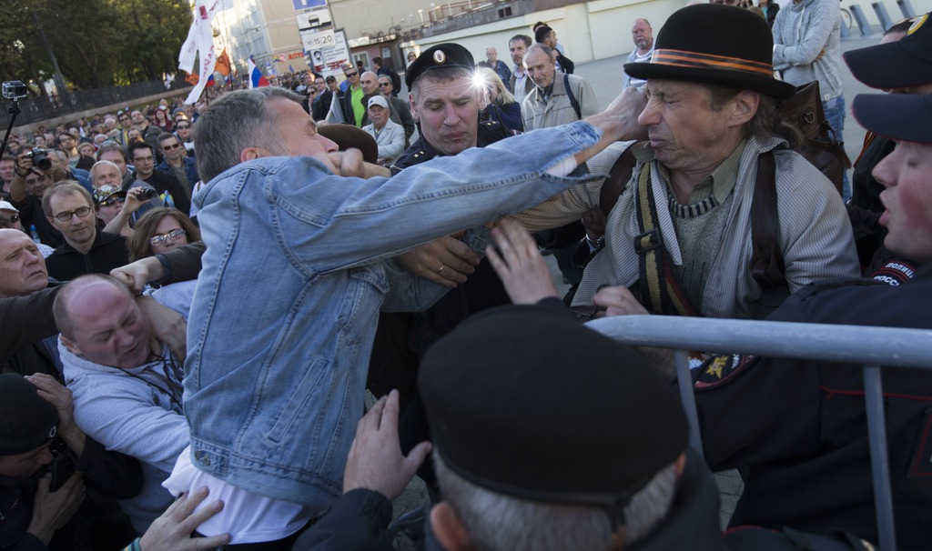 Während des Friedensmarsches kam es zu gewaltätigen Zusammenstössen mit Teilnehmern einer Gegendemonstration.