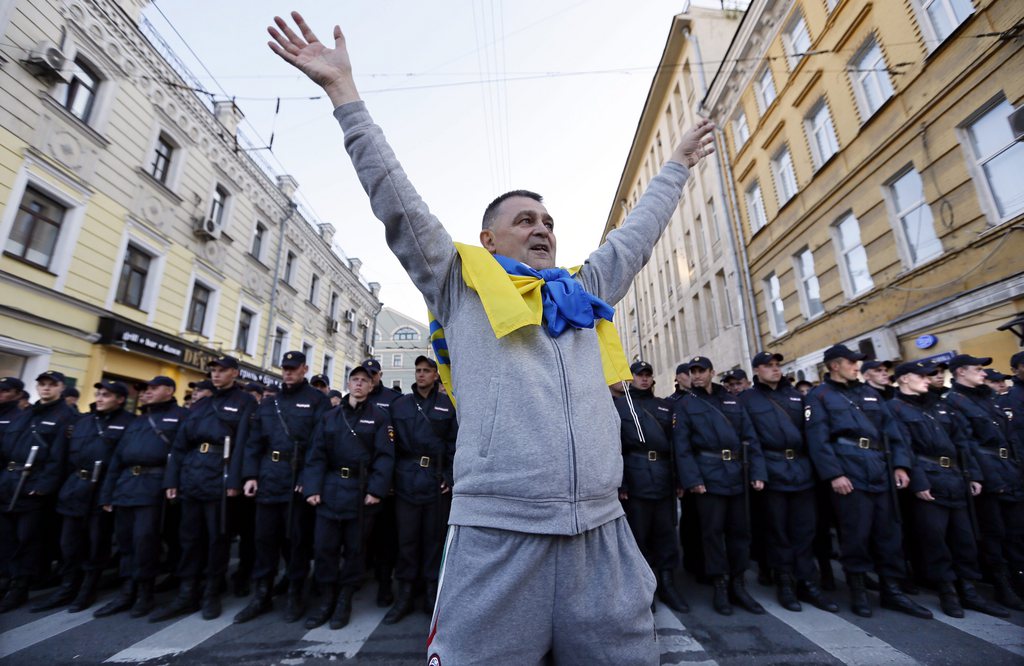 Ein grosses Polizeiaufgebot begleitete die Demonstranten, die für ein Ende der russischen Intervention in der Ukraine auf die Strasse gingen.