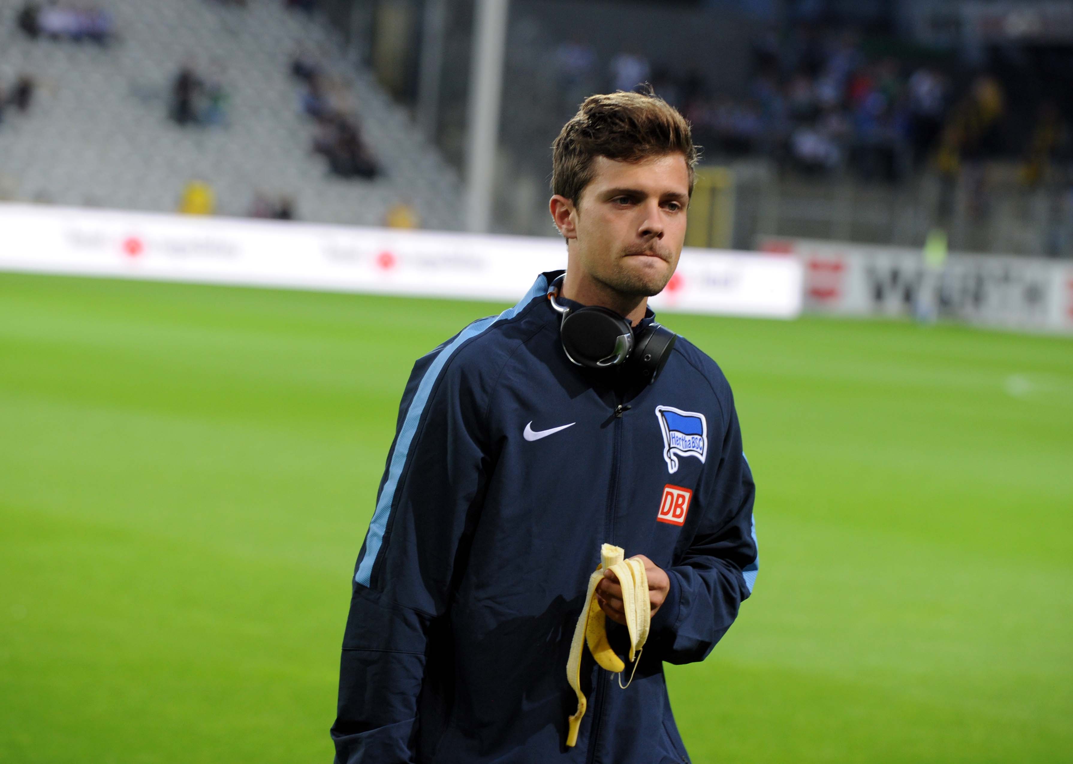 Stärkung vor dem ersten Spiel: Valentin Stocker in Freiburg.