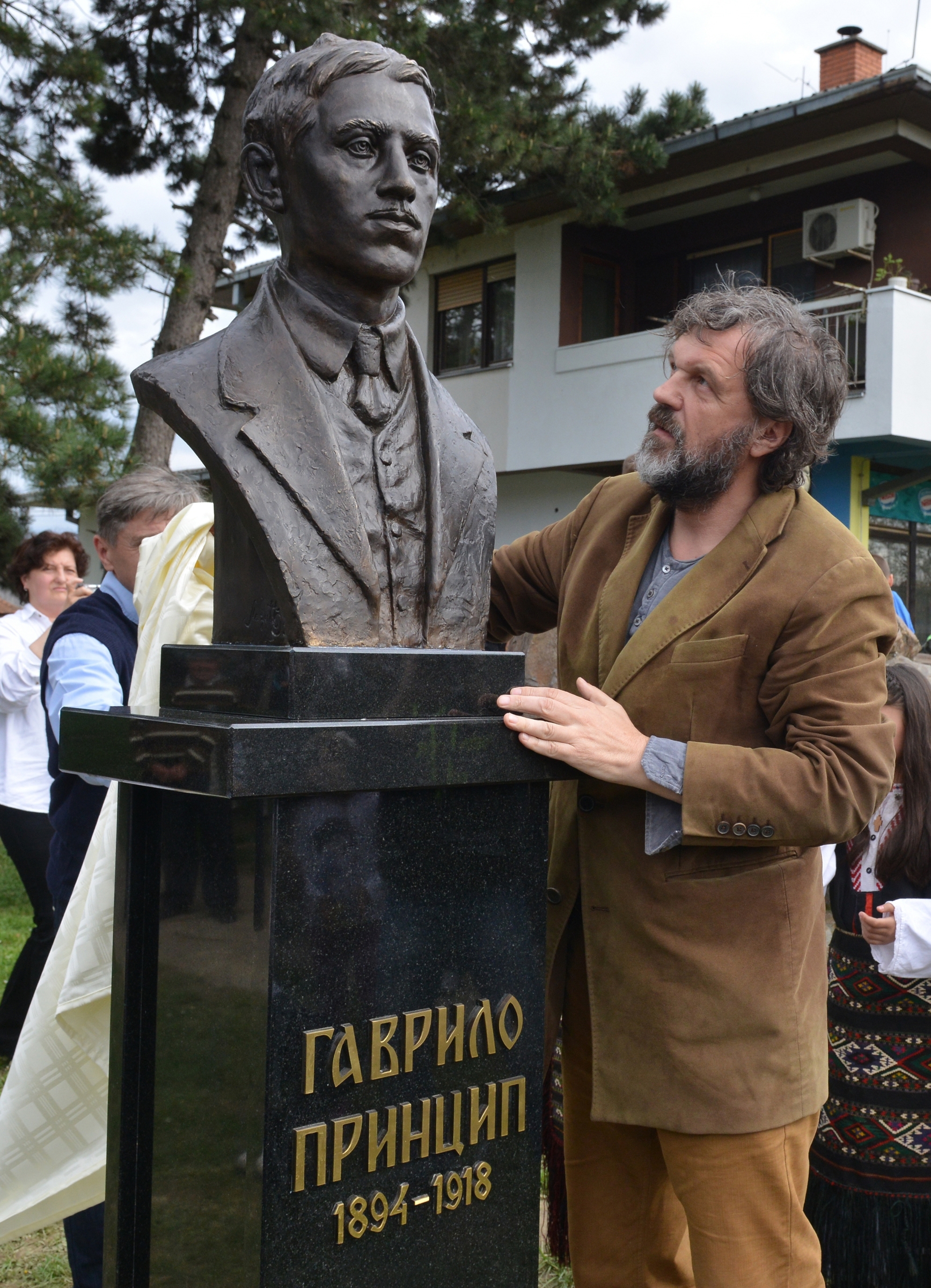 Der Filmregisseur Emir Kusturica enthüllt am 21. April 2014 ein Denkmal für Gavrilo Princip im Dorf Tovarisevo in der nordserbischen Provinz Vojvodina. Der bosnisch-serbische Nationalist Gavrilo Princip beging am 28. Juni 1914 ein Attentat auf den österreichisch-ungarischen Thronfolger, welches indirekt den Ersten Weltkrieg auslöste.