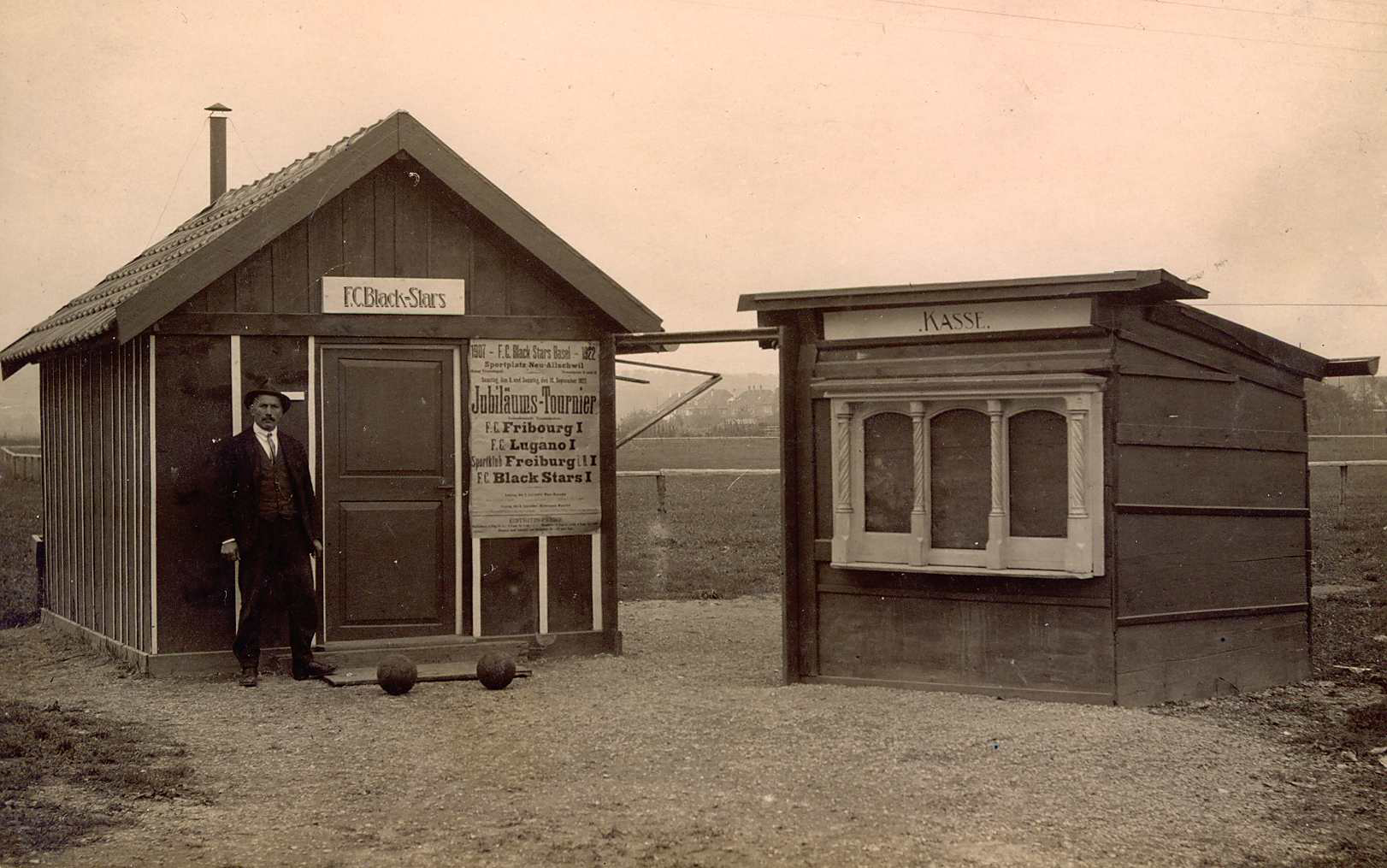 Die Umkleidehütte des FC Black Stars auf der Wiese an der Baslerstrasse in Allschwil im Jahr 1922. Bis 1928 spielten die Sterne an dieser Stelle.