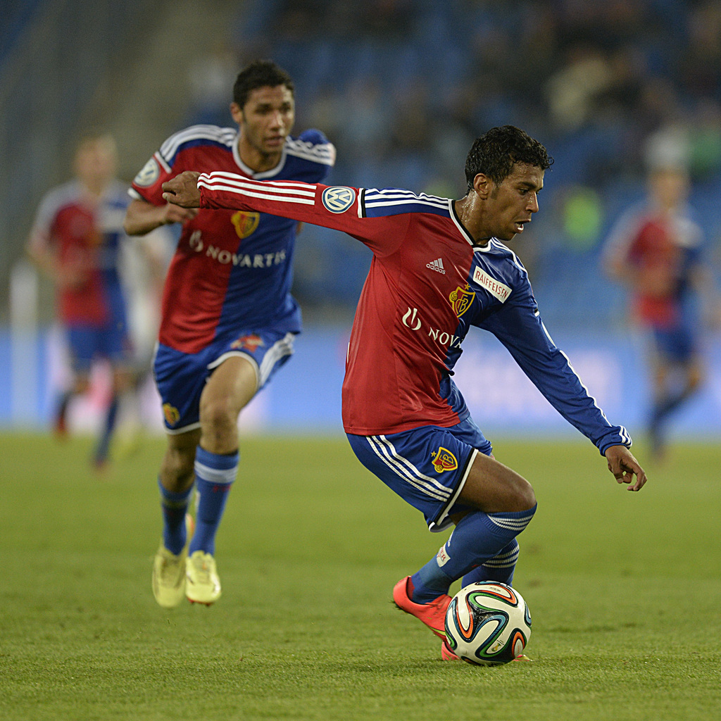 Die Basler Mohamed Elneny, links, und Ahmed Hamoudi, rechts, im Fussball Meisterschaftsspiel der Super League zwischen dem FC Basel 1893 und dem FC Vaduz, im Stadion St. Jakob-Park in Basel, am Dienstag, 23. September 2014. (KEYSTONE/Georgios Kefalas)