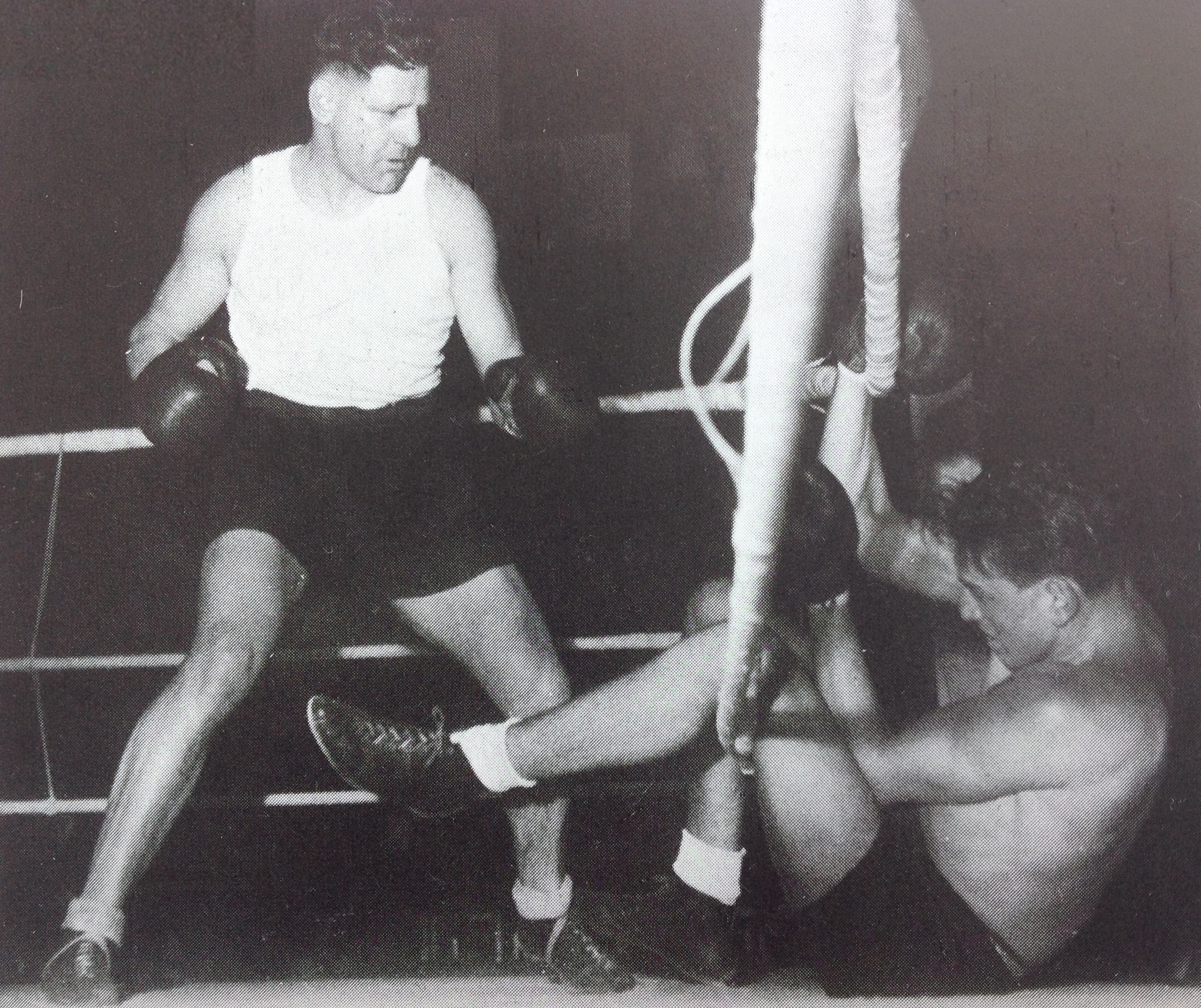 Hans K.o.-Müller in seinem Element: Sieg durch Kampfabbruch in der 1. Runde vor 1600 Zuschauern gegen den Berner Jost im Jahr 1950.