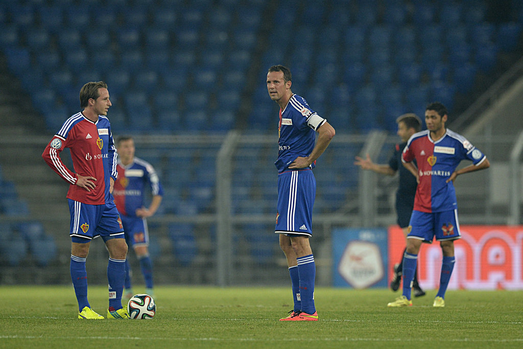 Die enttaeuschten Basler Luca Zuffi, Taulant Xhaka, Marco Streller und Mohamed Elneny, von links, stehen zum Anspiel bereit nachdem sie kurz vor Schluss den Ausgleich hinnehmen mussten m Fussball Meisterschaftsspiel der Super League zwischen dem FC Basel 