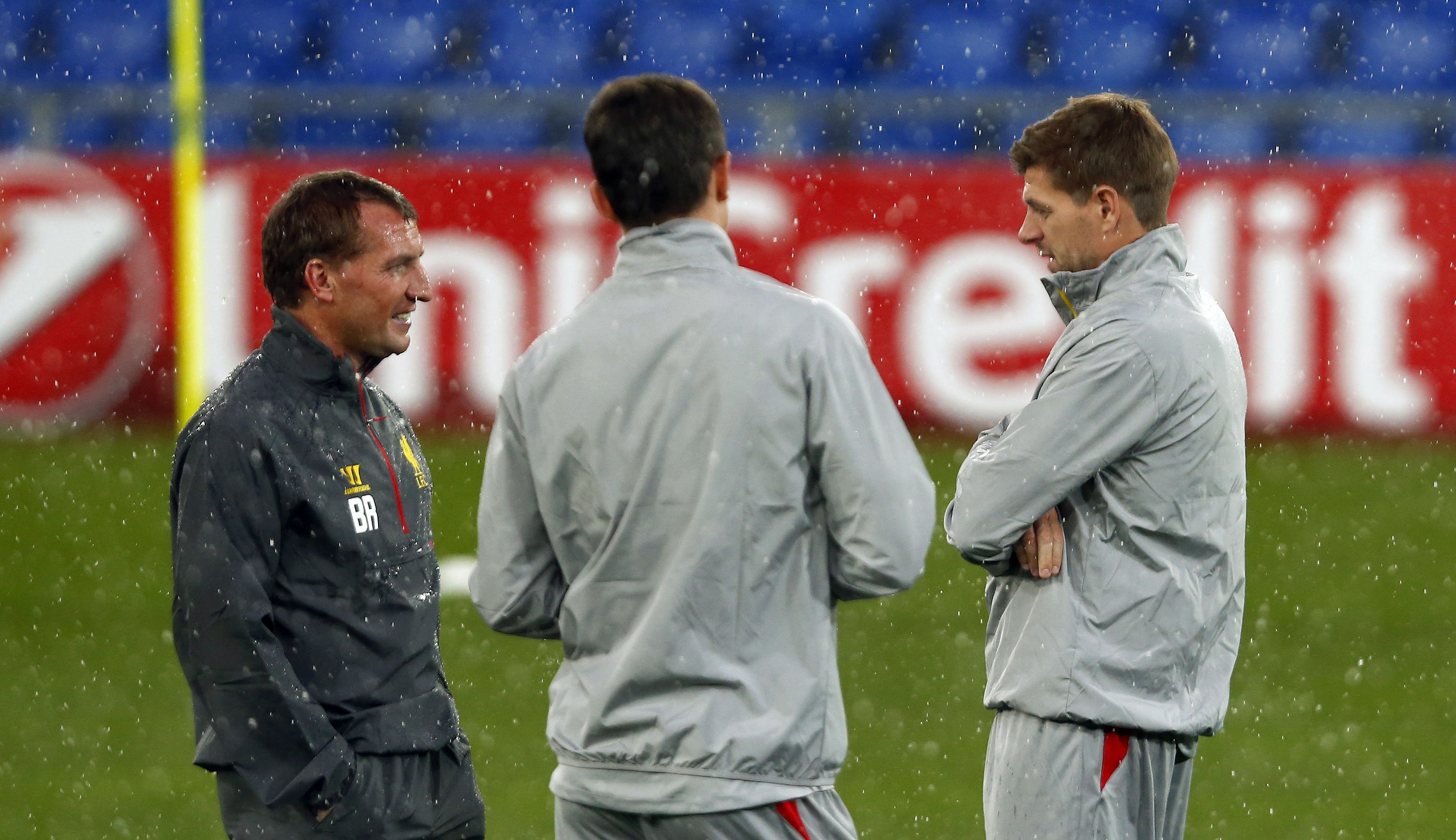 Liverpools Trainer Brendan Rodgers lässt sich von Steven Gerrard (rechts) noch mal erklären, wie das vor zwölf Jahren beim 3:3 im Joggeli war.