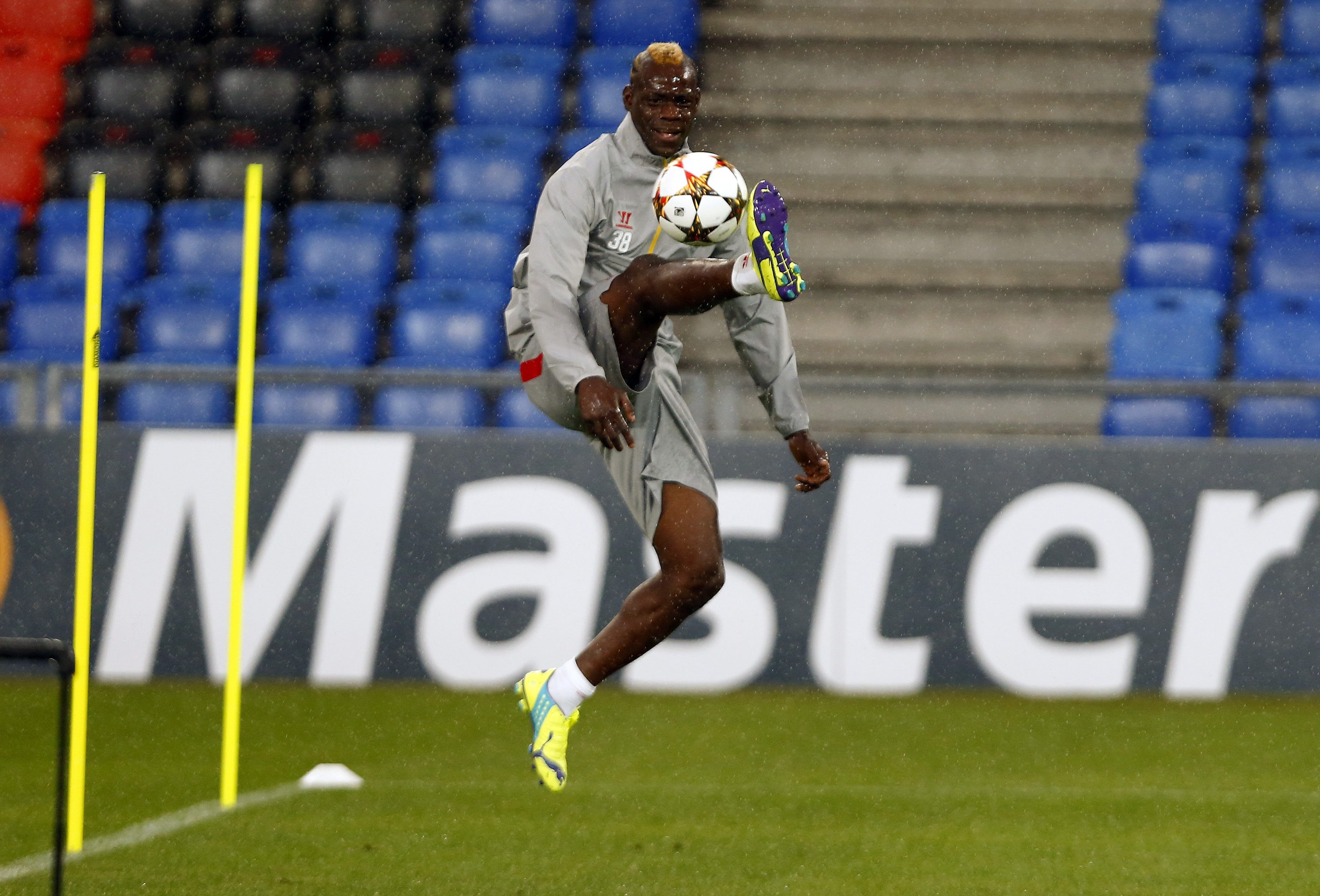 Der Mann, auf dem in Liverpool nicht wenig Erwartungen ruhen: Mario Balotelli beim Abschlusstraining im Basler St.-Jakob-Park.