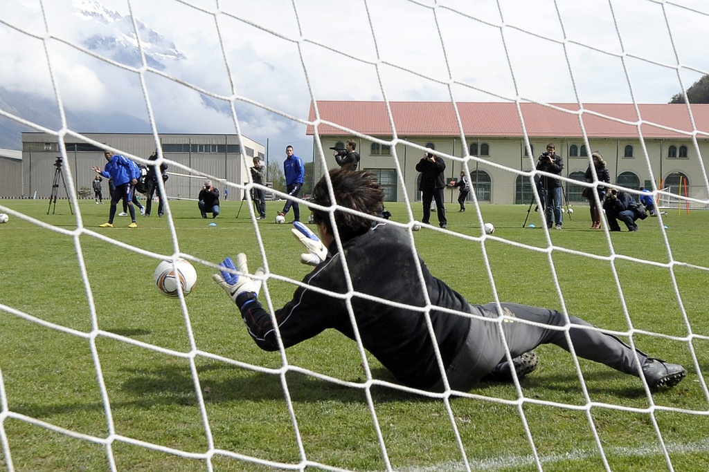 Ab und zu spürt Christian Constantin immer noch den Ruf der Goalie-Handschuhe. Zum Beispiel, wenn er eine Wette gegen den heutigen FCB-Spieler Geoffroy Serey Die gewinnen muss.