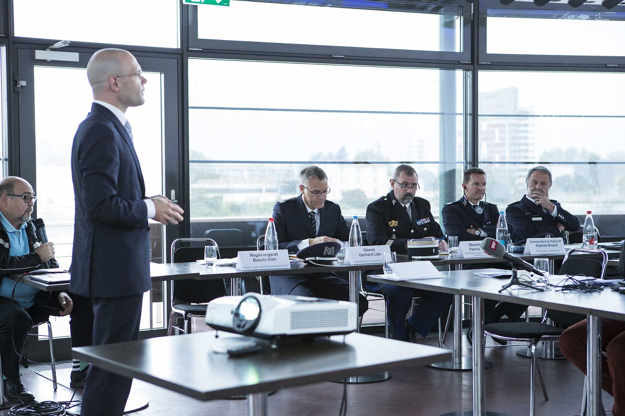 Die Sprachbarriere war auch an der Medienkonferenz im Dreiländereck da. Die Referate wurden simultanübersetzt, da nicht alle Anwesenden Deutsch und Französisch sprachen.