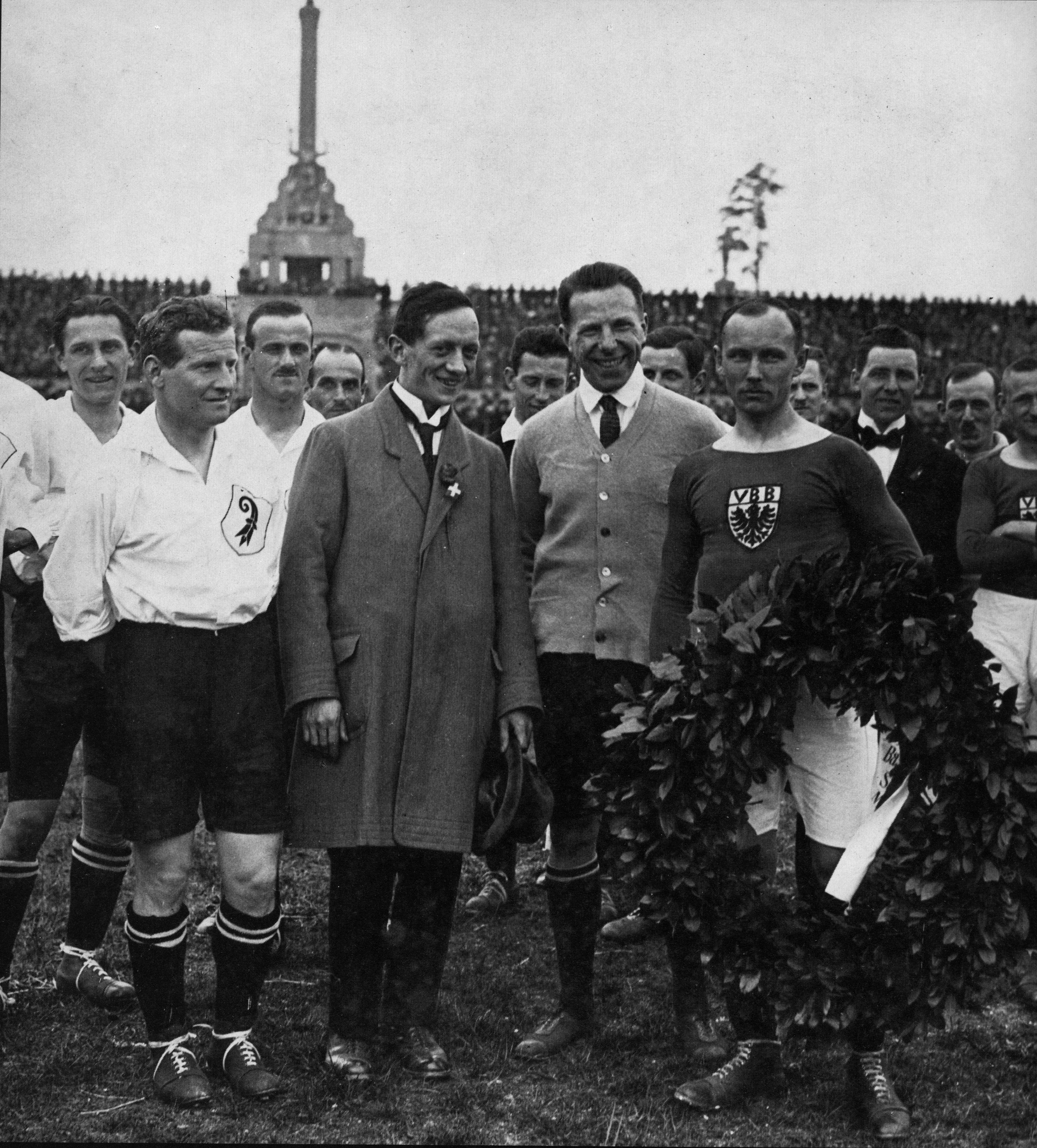 Vor dem Anpfiff: Der Basler Captain Ernst Kaltenbacher (l.), einer der Basler Fussballpioniere, rechts der Berliner Spielführer Karl Tewes.