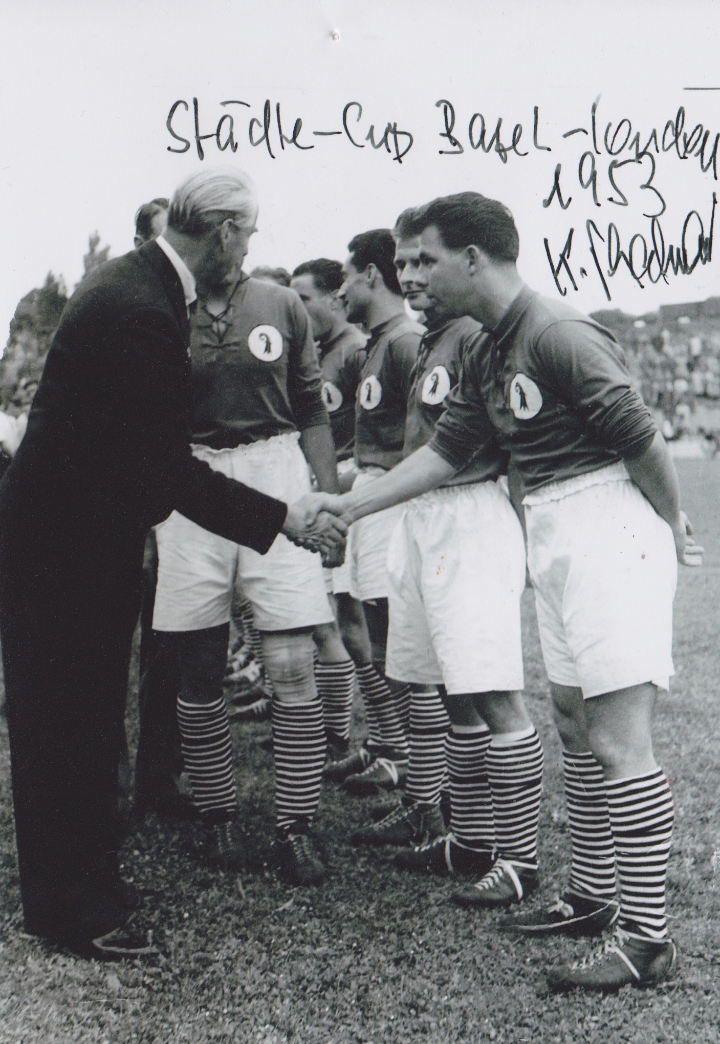 Eine Erinnerungskarte von Kurt Thalmann an ein Spiel der Basler Städteauswahl 1953 gegen London. Auf dem Bild schüttelt Thalmann die Hand eines englischen Adligen.