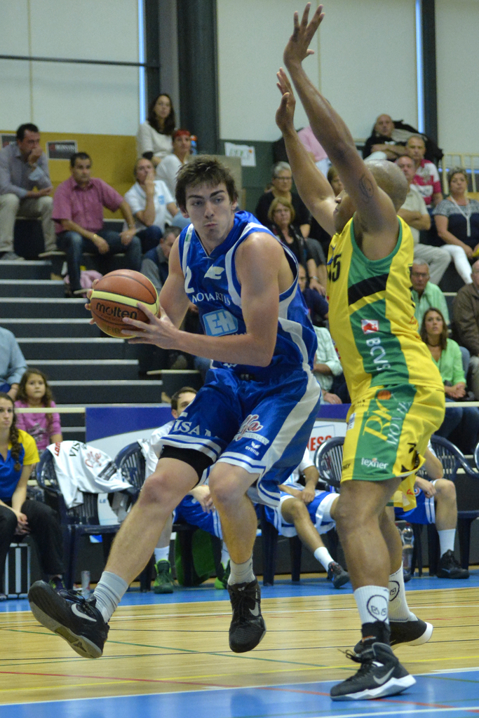 Le joueur Montheysan Darryl Webb, droite, lutte pour le ballon avec le joueur Balois A.J. Pacher, gauche, lors du match du championnat suisse de LNA de basketball entre le BBC Monthey et le Starwings Basket Regio Basel, ce samedi 4 octobre 2014 a la salle